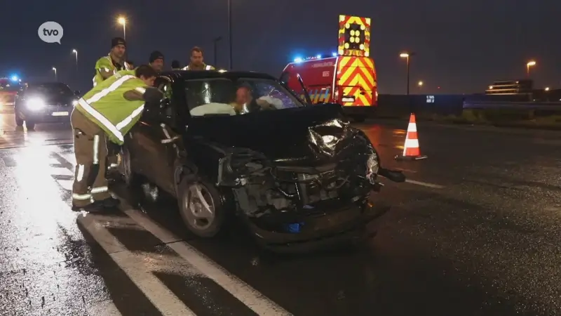 Twee gewonden na aanrijding tussen twee auto's op brug over E34 in Vrasene