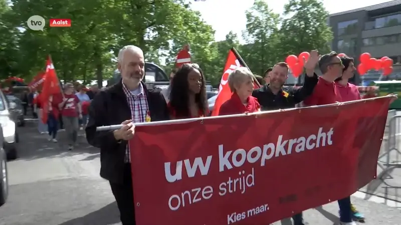 1 mei - Ook in Aalst kleuren de straten rood: "Werken moet meer lonen"