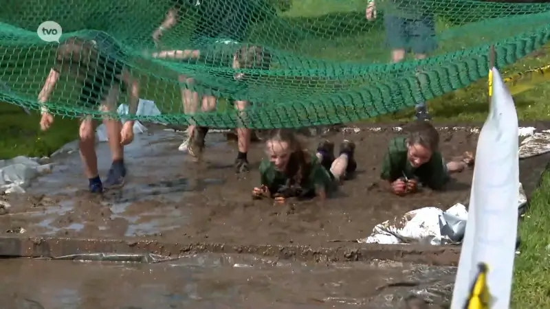 760 deelnemers ploeteren door modder, zand en schuim tijdens Survival Run