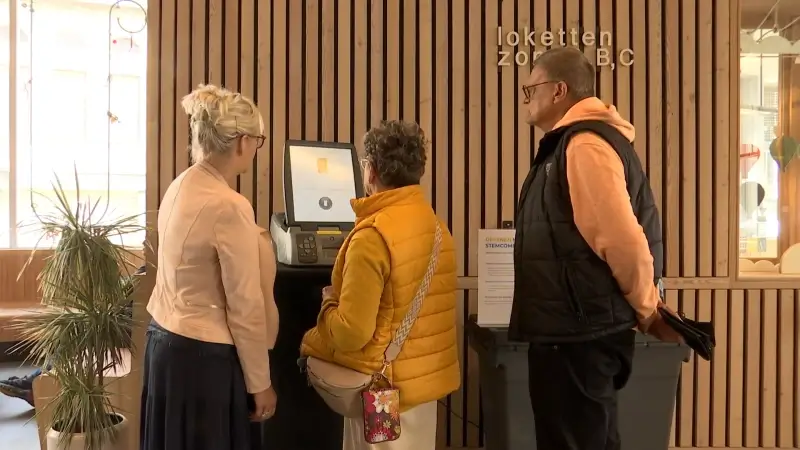 Sint-Niklaas helpt inwoners met elektronisch stemmen: "Potlood en papier? Nu moet het allemaal met de computer"