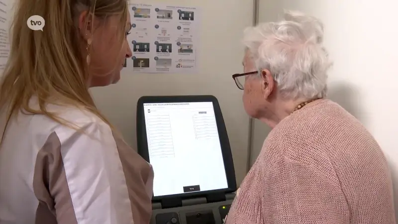 Bewoners WZC Ter Meere in Overmere oefenen op digitaal stemmen: "Toch liever nog zelf naar het stemhokje"