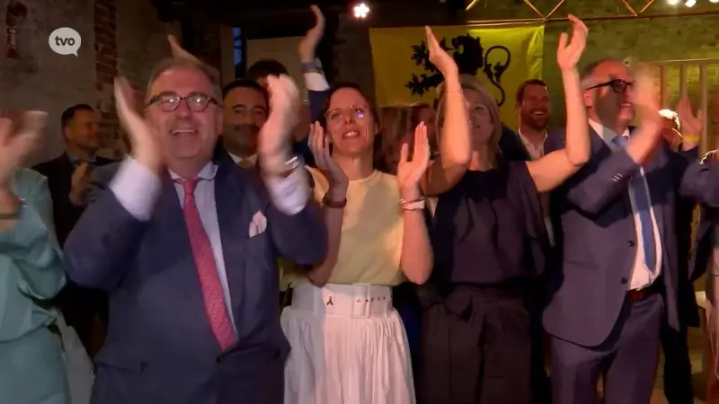 Oost-Vlaamse N-VA kopstukken feesten in Aalst: "Het is een historisch gevoel"