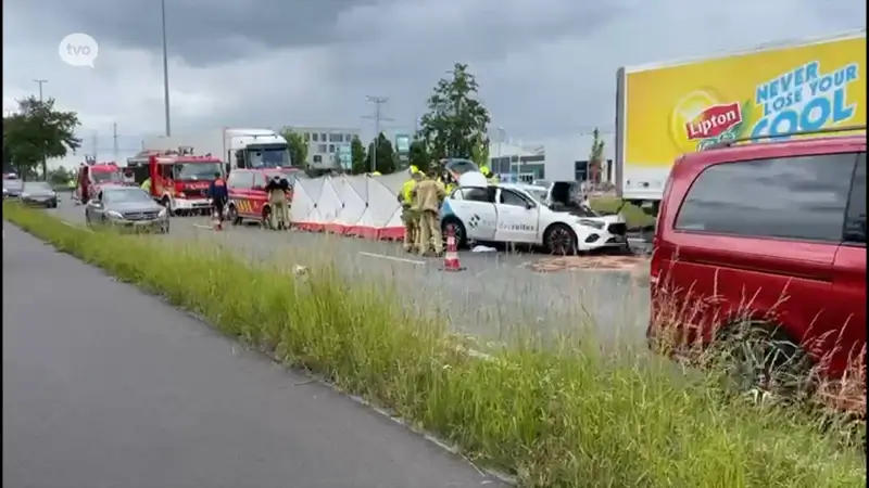 Auto rijdt in op vrachtwagen op N16: brandweer moet zwaargewonde bestuurder bevrijden