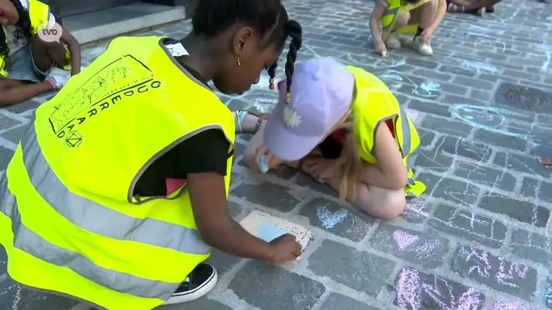 Schoolkinderen geven Aalsterse straten kleur om Minne te herdenken, en mentaal welzijn bespreekbaar te maken