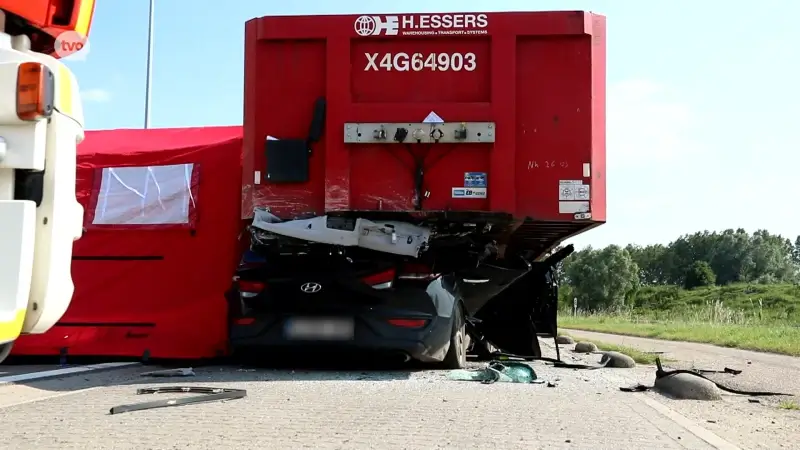 Verschrikkelijk ongeval in Verrebroek, auto schuift helemaal onder oplegger, bestuurder in levensgevaar