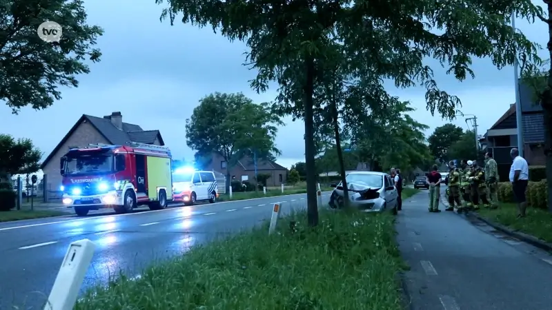 Bestuurster gewond na botsing tegen boom in Overmere