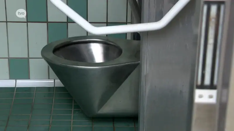 Lede maakt enige openbare toilet betalend omdat gebruikers het te smerig achterlaten
