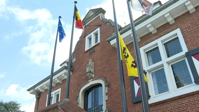 Vlaamse vlaggen halfstok in Sint-Lievens-Houtem: "Geen verplichte fusies door Vlaamse regering"