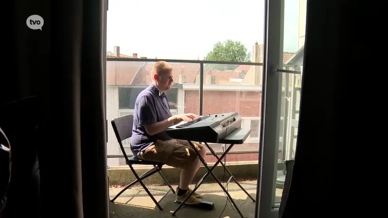 Jonach verblijdt zijn buurt met pianomuziek vanop zijn balkonterras in Sint-Niklaas