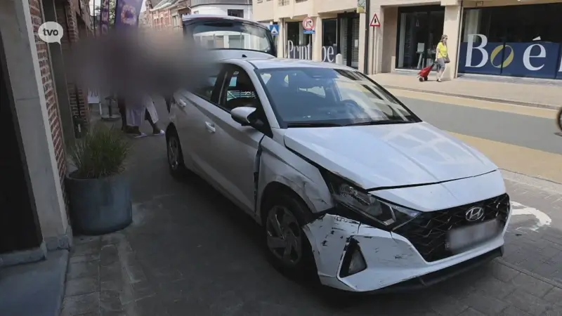 Autobestuurster gewond nadat ze reeks auto's en voorgevels raakt in Erembodegem