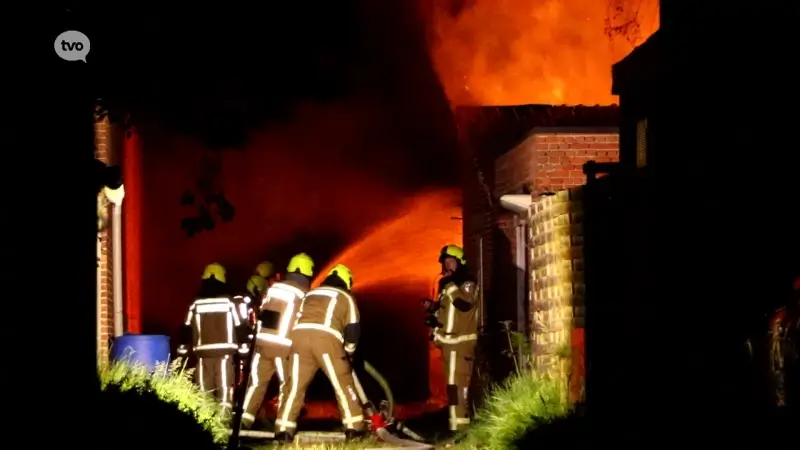 Sint-Niklaas: Uitslaande brand legt meerdere garages in de as, ook asbest vrijgekomen