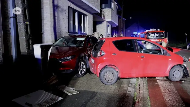 Twee auto's total loss bij zware botsing in Denderhoutem, geen gewonden