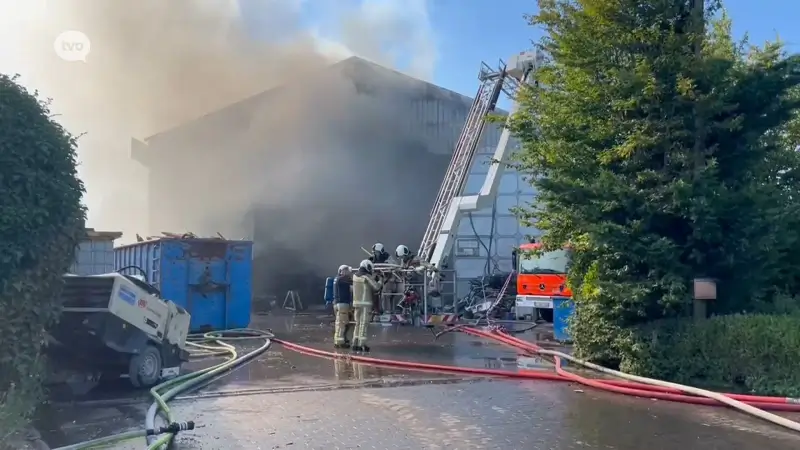 Zware industriebrand bij containerverhuurder in Zottegem is onder controle, oorzaak is nog onbekend