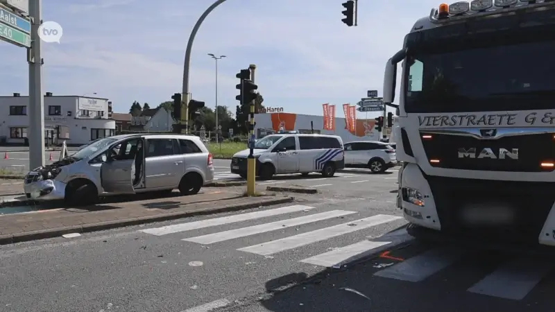 Autobestuurder gewond na aanrijding met vrachtwagen op expresweg in Ninove