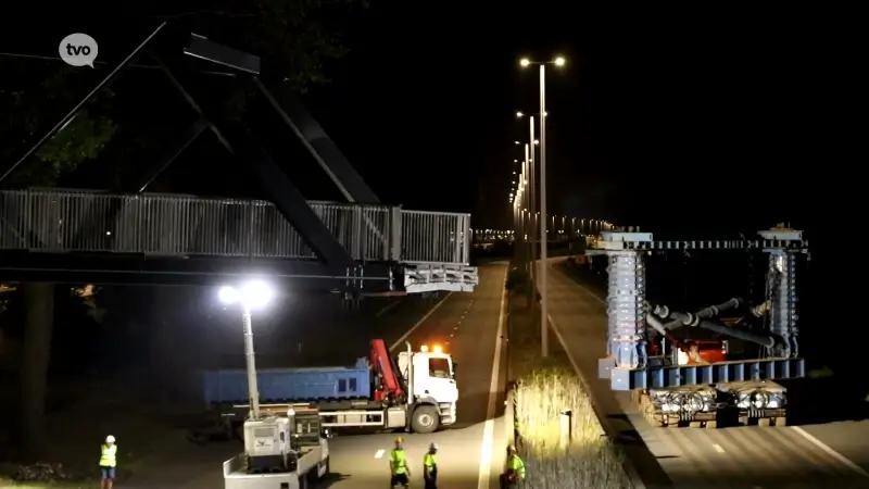 Nieuwe fietserbrug over E34 geplaatst, 145 meter lang en 270 ton