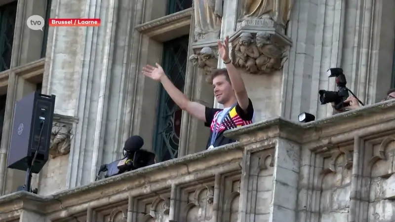 Bronzen Fabio Van den Bossche gehuldigd op Brusselse Grote Markt