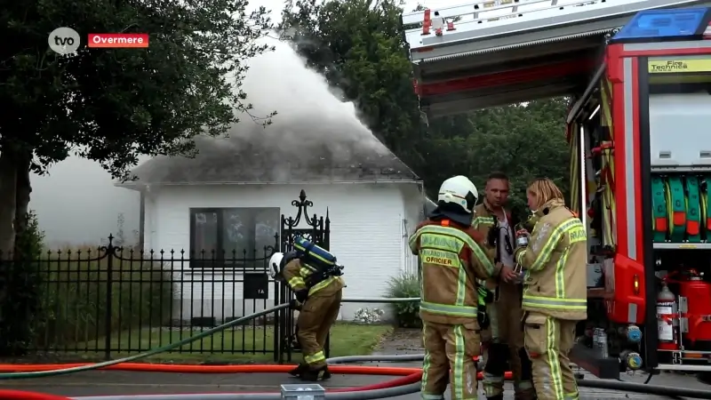 Loods brandt uit in Overmere, asbest vrijgekomen