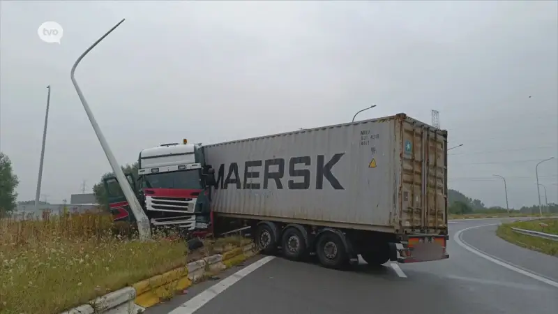 Sint-Niklaas: vrachtwagen komt in berm terecht op afrit E17