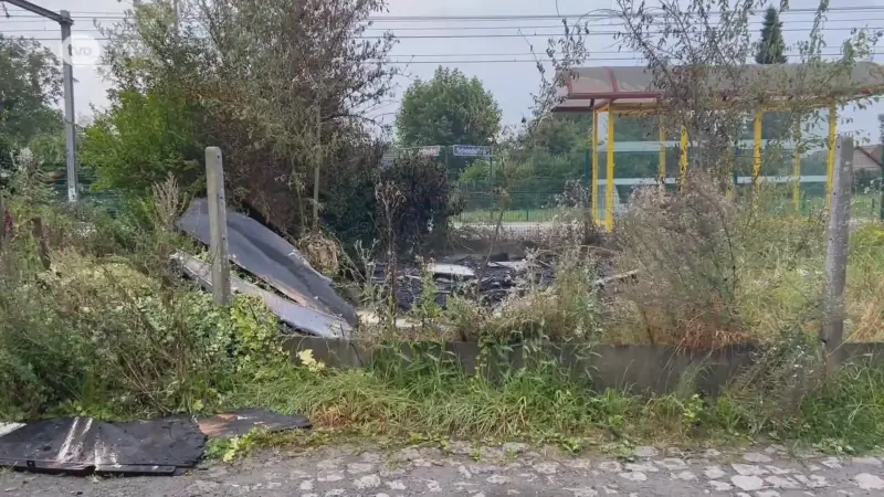 Houten bijgebouw aan station van Schendelbeke brandt uit