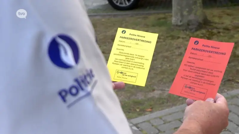 Politie Ninove deelt gele en rode kaarten uit aan foutparkeerders aan schoolpoorten