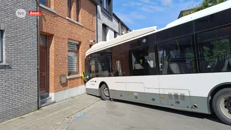 Lijnbus rijdt zich vast in scherpe bocht en raakt gevel van Steve: "Al de derde keer een bus tegen ons huis"