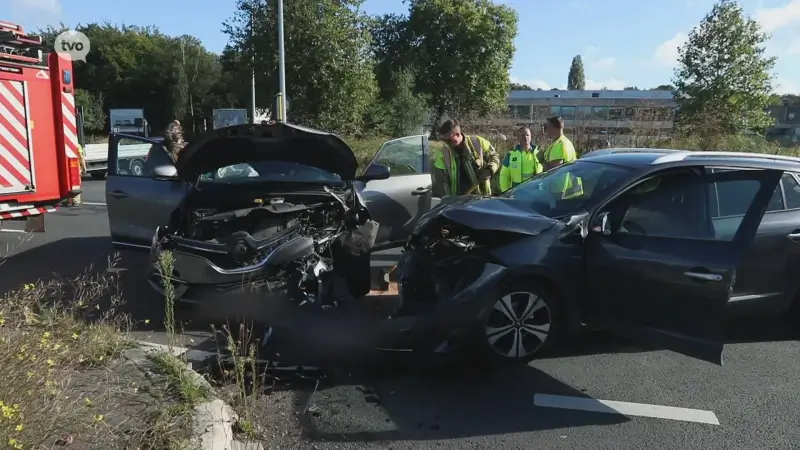 Twee gewonden na frontale botsing van twee auto's op N16 in Sint-Niklaas