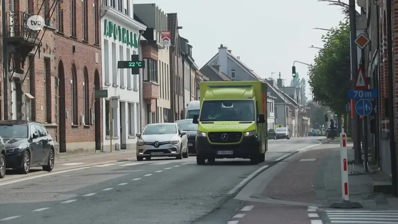 Twee gewonden nadat auto vuur vat bij kop-staartaanrijding in Sint-Pauwels