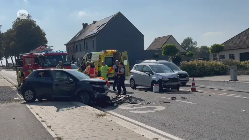 Drie mensen gewond na frontale aanrijding in Aspelare