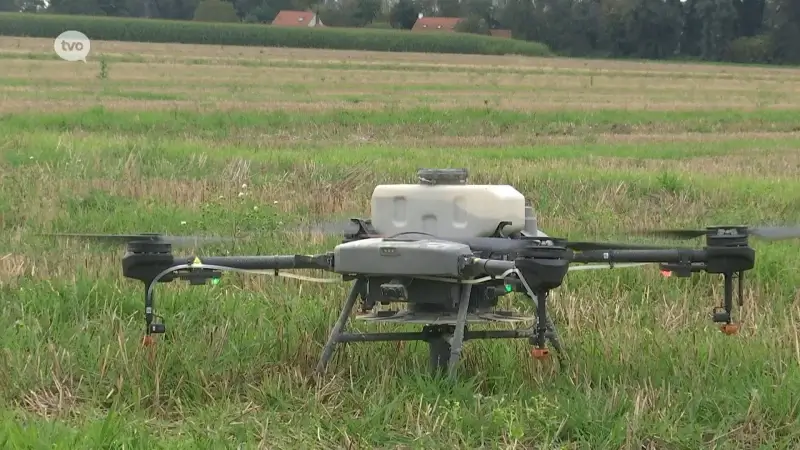 Net over de grens wordt drone ingezet, niet om beelden te maken, wel om akkers te bezaaien