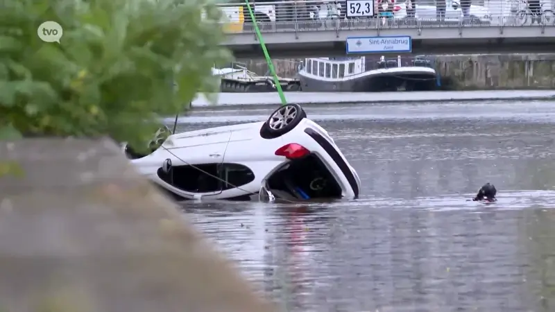 Vrouw (51) overleden en pluszoon (21) kritiek nadat auto in Dender belandt, vader (58) in ziekenhuis