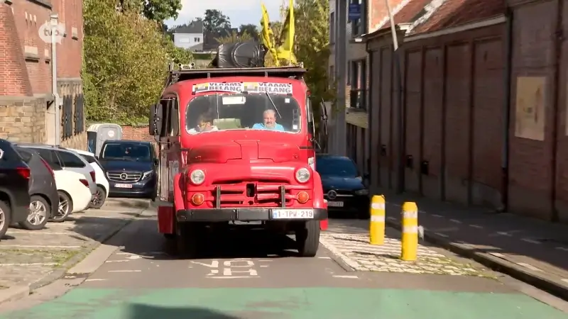 Vlaams Belang trekt door Aalst met pompier, terwijl Groen actie voert met rolstoelen en buggy’s