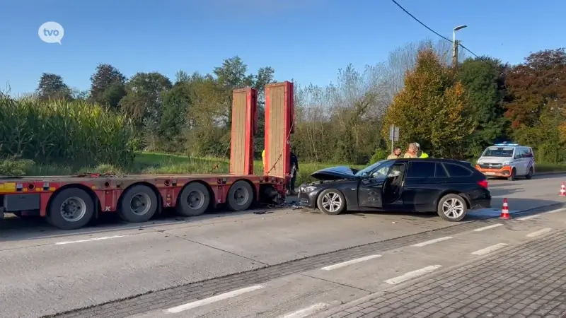 Bestuurder geklemd nadat auto tegen oplegger botst in Sint-Antelinks