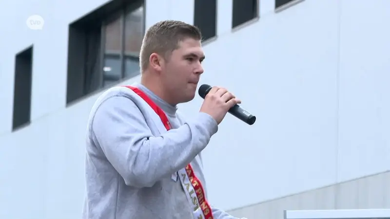 Krijgt Aalst zaterdag de jongste prins carnaval ooit? De 18-jarige Seppe Baeten uit Nieuwerkerken doet een gooi naar de scepter