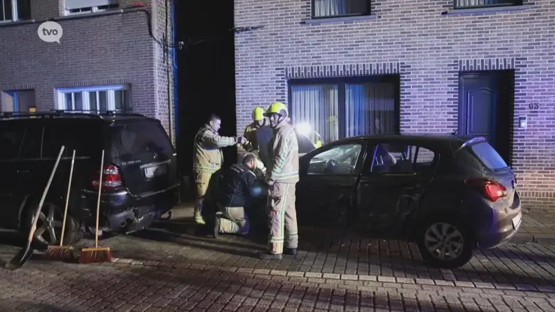 Autobestuurder rijdt vijf geparkeerde wagens aan en slaat op de vlucht in Denderleeuw