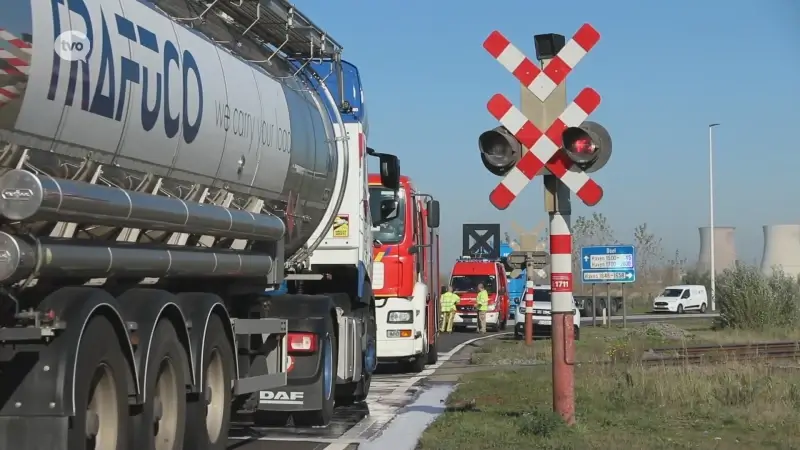 Locomotief kan vrachtwagen niet ontwijken aan spoorwegovergang in Waaslandhaven