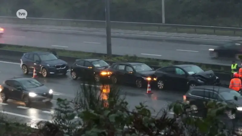 Kettingbotsing met acht voertuigen op E17 in Waasmunster tijdens ochtendspits