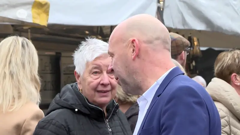 Kurt De Loor (Vooruit) bedankt kiezers op de markt van Zottegem