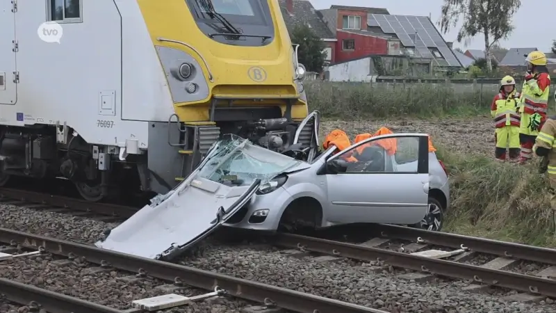 Auto onder trein in Dendermonde, maar reflex van machinist redt leven van bestuurster