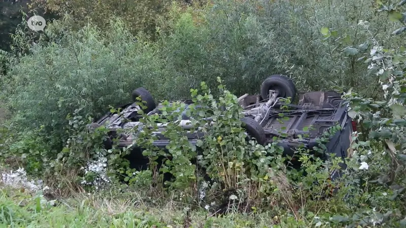 Bestelwagen belandt in gracht aan afrit E17 in Temse