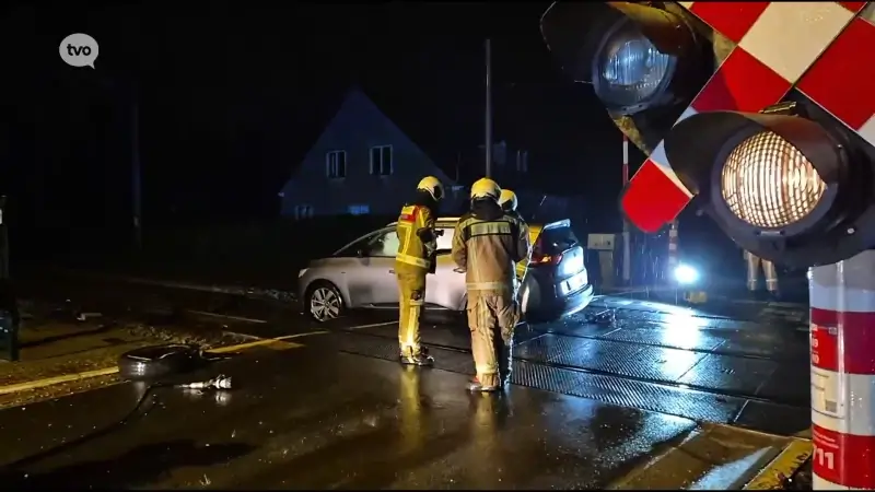 Auto belandt onder trein in Zottegem: bestuurster kan nog net uitstappen