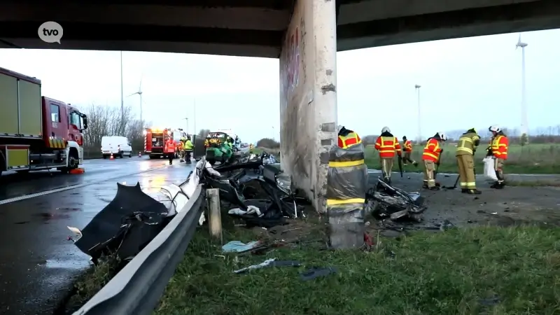 Vrouw sterft bij horrorcrash op E17, snelweg verschillende uren afgesloten