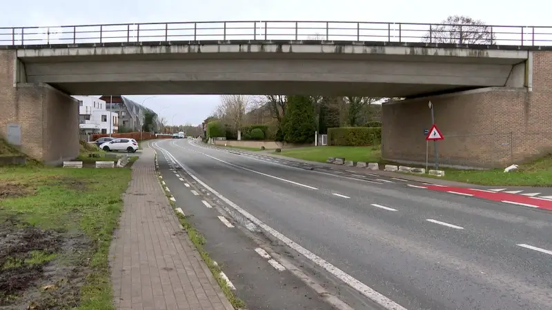 Levenloos en bebloed lichaam gevonden onder spoorwegbrug in Zottegem