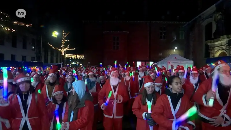 650 kerstmannen halen 2.500 euro op tijdens Sint-Niklase Santa Walk