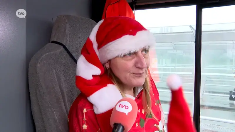 Buschauffeur Ann versiert haar bus met kerstattributen: "Ik wil zo licht brengen bij de mensen"