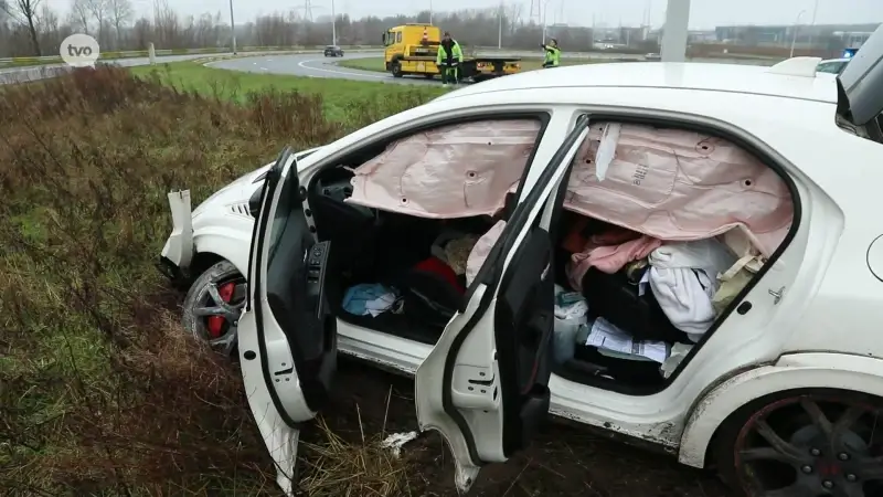 Bestuurder gaat uit de bocht op klaverblad E17 in Sint-Niklaas