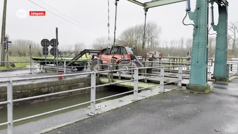 Hoogtewerker botst tegen hoogtebalk in Idegem, brug over Dender tijdlang onderbroken