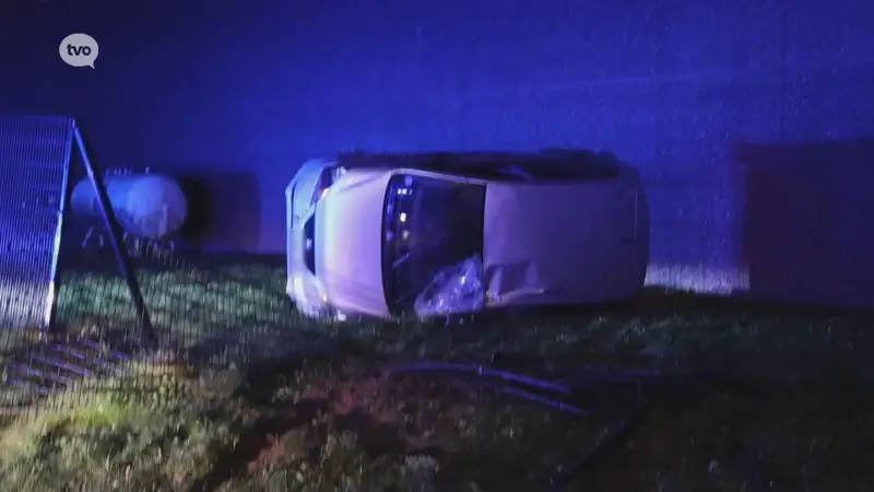 Wagen vliegt door omheining en komt op zijn flank terecht in Erembodegem, drie mensen gewond