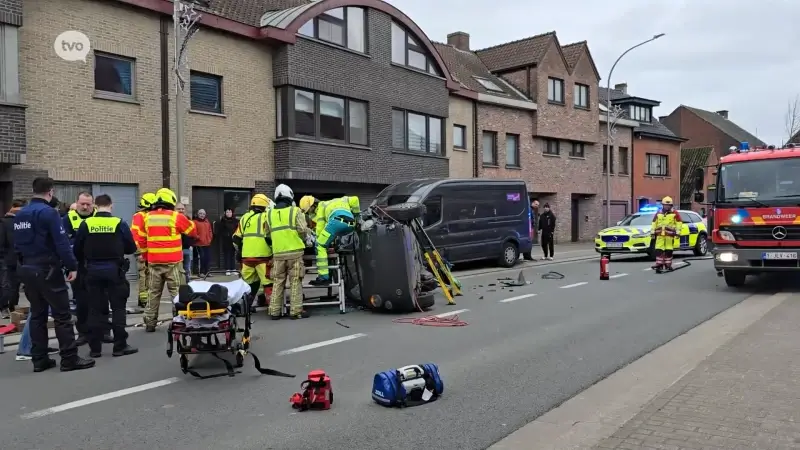 Lokeren: Auto belandt op flank na aanrijding, vrouw zwaargewond