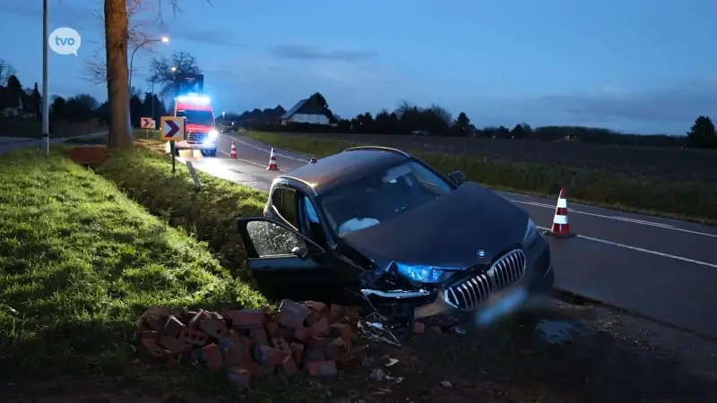 Drie gewonden nadat auto tegen stenen duiker terechtkomt in Okegem