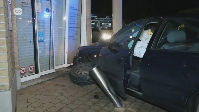 Meerdonk: Auto strandt tegen gevel apotheek, bestuurder vlucht maar keert terug